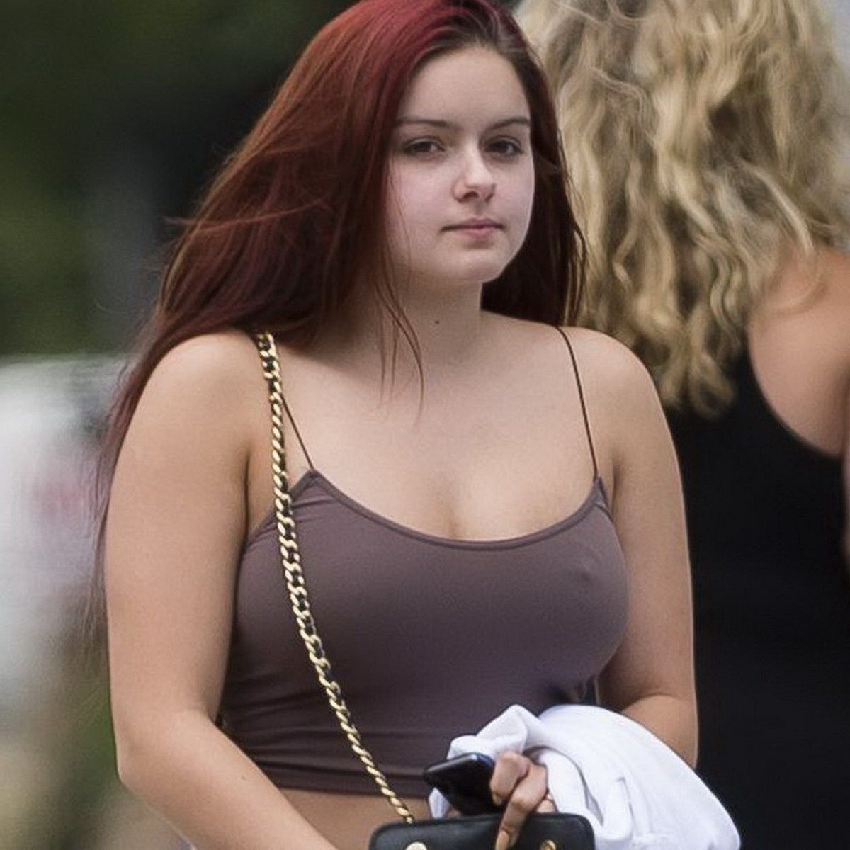 IMGBOC.COM - Ariel Winter braless pokies in a tight tank top 12x HQ photos  1.jpg -