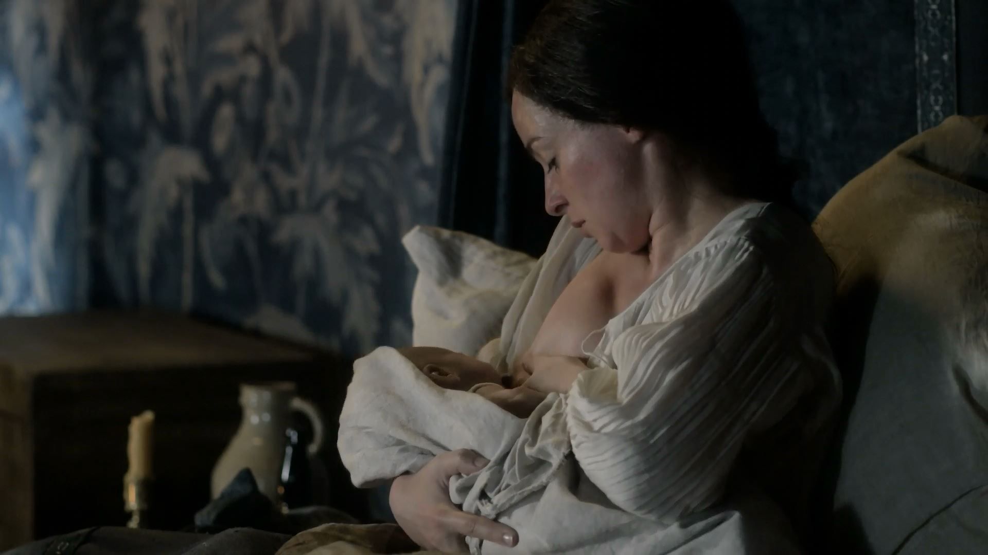 IMGBOC.COM - Caitriona Balfe, Laura Donnelly, Emma Campbell-Jones -  Outlander S03 E02 1080p.mkv_snapshot_00.01_[2 -