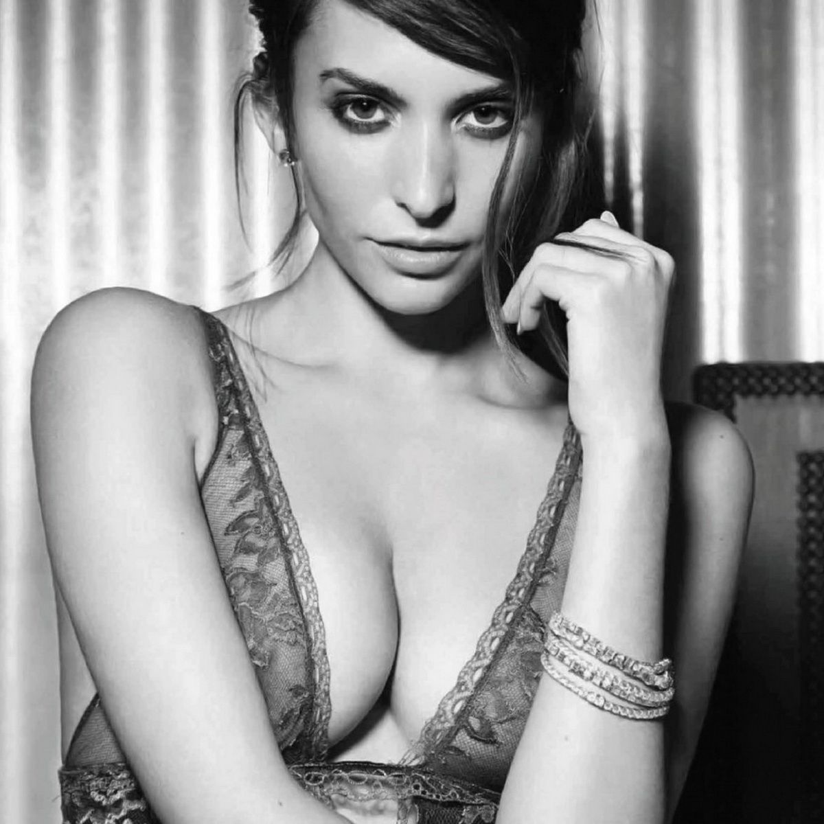 IMGBOC.COM - Genesis Rodriguez hot in Esquire Mexico 2015 January 2015 9x  MixQ 4.jpg -